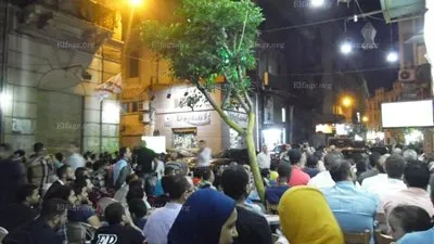 مقاهي الإسكندرية تمتلئ بالمواطنين لمتابعة مباراة 