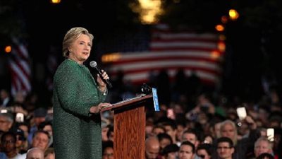 كلينتون تصف ترامب بـ