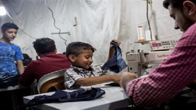 تحقيق: أطفال اللاجئين السوريين يخيطون الملابس في تركيا 