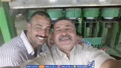 عمال الغزل والنسيج بكفرالدوار يلتقطون 