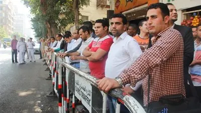 حملة الماجستير والدكتوراه يهتفون: 