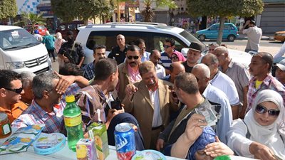 محافظ الإسماعيلية يتابع بيع السلع بأسعار مخفضة 