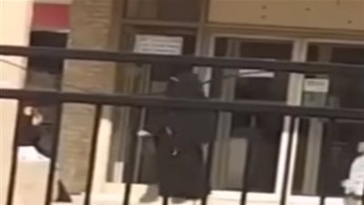 رقص فتاة منتقبة أمام المارة يثير حالة من الجدل بالسعودية (فيديو)