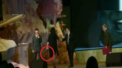 سحر نصر تتسلم جائزة وزير الثقافة وحذائها في يدها (صورة) 