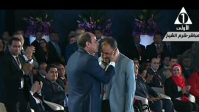 شاهد.. السيسي يُقبل رأس 