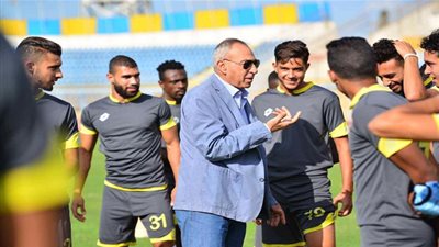 إبراهيم عثمان يجتمع بلاعبي الإسماعيلي ويطالبهم بالفوز على المقاصة