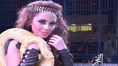 أنوسة كوته تعود للعصر الروماني بالثعبان تونكي (صور)