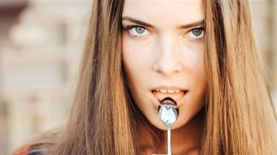 بملعقة.. يمكنك معرفة إن كنت لا تنامين جيداً!