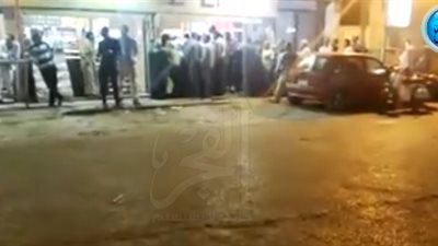 بالفيديو.. تزاحم واشتباكات أمام المجمع الإستهلاكي بالدقي بسبب السكر 