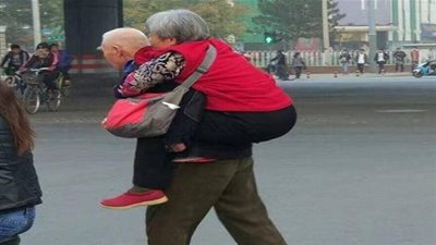 رومانسية زوجين عجوزين في الشارع تثير ضجة على مواقع التواصل الإجتماعي (صور)