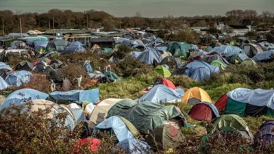 فرنسا: عشرات المهاجرين يعودون لمخيم قرب كاليه بعد إخلائه