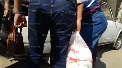 نشطاء يتداولون فيديو أثناء توزيع 