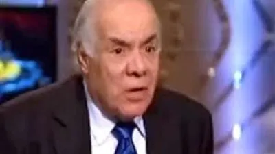 مفكر سياسي يدعو لتوزيع الأعباء الاقتصادية علي الجميع ووقف سفه الاستيراد 