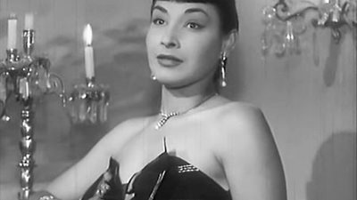 بمناسبة ميلادها.. لولا صدقي في جلسة تصوير شبه عارية