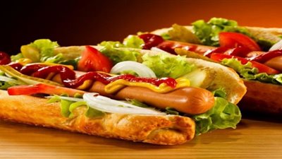 خبراء: إفراط المراهقين في تناول الوجبات السريعة يضر بنموهم العقلي