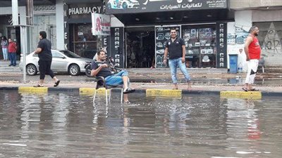 أطرفهم مواطن يصطاد بسناره.. 5 مشاهد سخر بها المصريين من استعدادت الحكومة لموسم السيول (صور)  