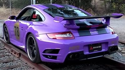 بورش 911 تيربو الرياضية تتحدى قضبان السكة الحديدية