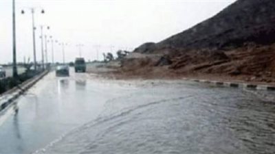 السيول تضرب البحر الأحمر.. والمحافظة تتخذ إجراءات عاجلة وتحول مسار السيارات