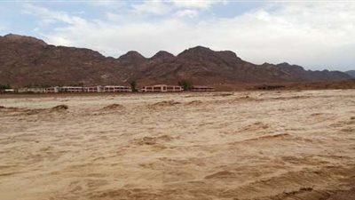 أهالي قنا يطالبون الجيش بالتدخل لإنقاذ العالقين بسبب 