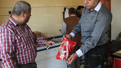 إعدام لحوم وسلع غذائية منتهية الصلاحية في كفر الشيخ (فيديو وصور)