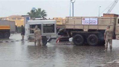 القوات المسلحة تدفع بعربات شفط وطلمبات لكسح السيول‎ بـ