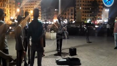 على الطريقة الأوروبية.. أجنبي يتسول بميدان التحرير (فيديو)