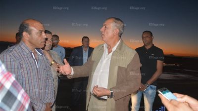 محافظ البحر الأحمر يتفقد طريق 