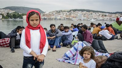 اليونان تعيد اللاجئين السوريين قسريا وبطرق غير مشروعة إلى تركيا