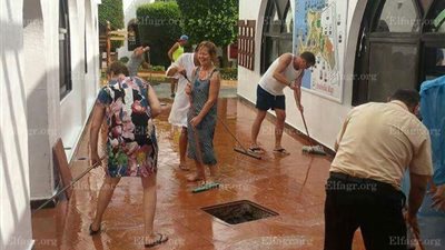  سائحون يشاركون في تنظيف آثار سيول الغردقة (صور) 