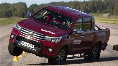 بيك أب هايلكس من تويوتا فشل في اختبار المناورة (فيديو)