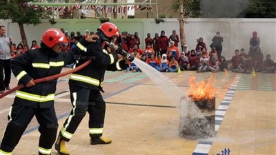 ضباط الحماية المدنية ينظمون لقاءات مع الطلاب لمعرفة كيفية التعامل مع الحرائق 