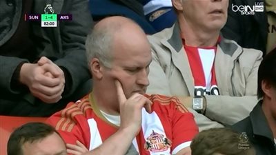 بالفيديو.. لقطة طريفة - نوم أحد مشجعي سندرلاند بعد رباعية آرسنال