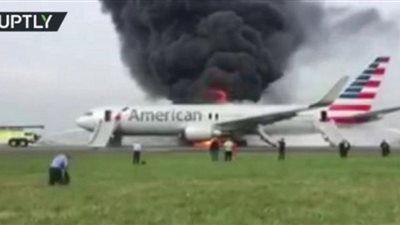 حريق بطائرة أمريكية قبل إقلاعها من مطار شيكاغو (الفيديو)