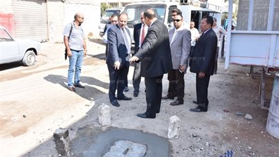 محافظ البحيرة يتفقد أعمال تطهير البيارات وصفايات المطر بمدينة إدكو (صور)