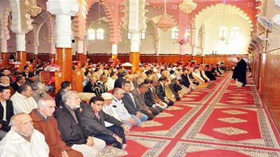 عند اقامة الصلاة نهانا الرسول صلى الله عليه و سلم عن فعل اشياء وهى؟