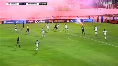 بالفيديو.. جماهير مولودية بجاية تلقي الشماريخ على أرضية ملعب مصطفى تشاكر 