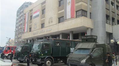 تعزيزات أمنية مكثفة بمحيط مجمع محاكم المنصورة تزامنا مع النطق بالحكم  بقضية 