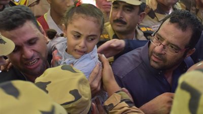 القوات المسلحة تحتضن بكاء ودموع أطفال شهيد 