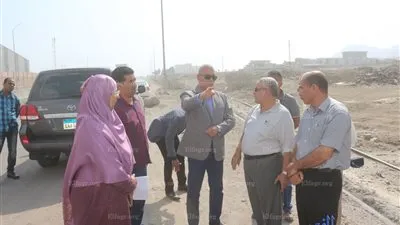 محافظ السويس يتفقد مزلقانات السكة الحديد ويطالب بتطويرها (صور)