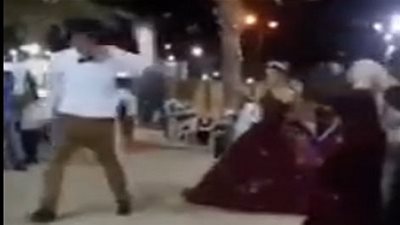 عريس يتشاجر مع عروسته ويتركها أثناء حفل الزفاف (فيديو) 
