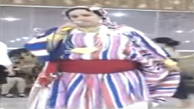 موقف محرج لراقصة أثناء إحيائها لحفل زفاف (فيديو)