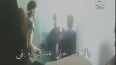 طلاب يطردون مدرسا من الفصل لاعتراضه على تدخينهم للسجائر (فيديو)