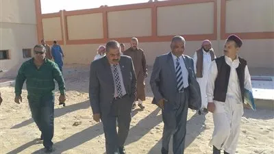 وكيل تعليم مطروح يتفقد مدرسة الأشراف في اليوم الأول لدخولها الخدمة التعليمية (صور)