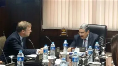 وزير الكهرباء يبحث مع مدير الطاقة بـ