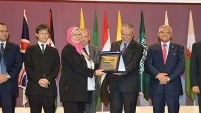 تكريم الدكتورة عائشة التهامي في مؤتمر 