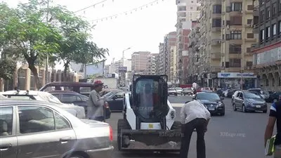 حملة لمراجعة صلاحية بالوعات المطر ورفع الأتربه بشوارع غرب المنصورة  (صور)