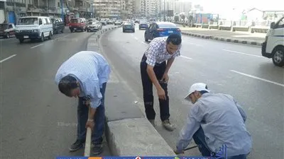 وضع مصدات مياه على كورنيش الإسكندرية استعدادًا لنوة الأمطار القادمة (صور)