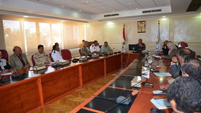 محافظ مطروح يبحث الاستعدادات لمواجهة السيول