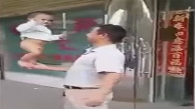 لقطات صادمة لأب يلعب مع ابنه الصغير وكأنه دمية (فيديو)