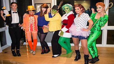 7 أصدقاء يفوزون بجائزة أفضل زي جماعى للهالوين (صور)